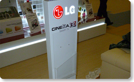 LG, Москва, Рекламная стойка с инкрустированным логотипом